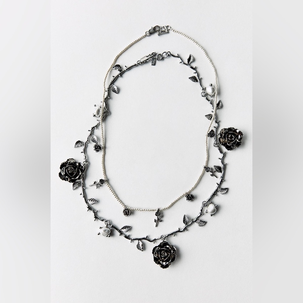 NWT. Zara Set of two Necklace with beads and metal roses. - Picture 3 of 8